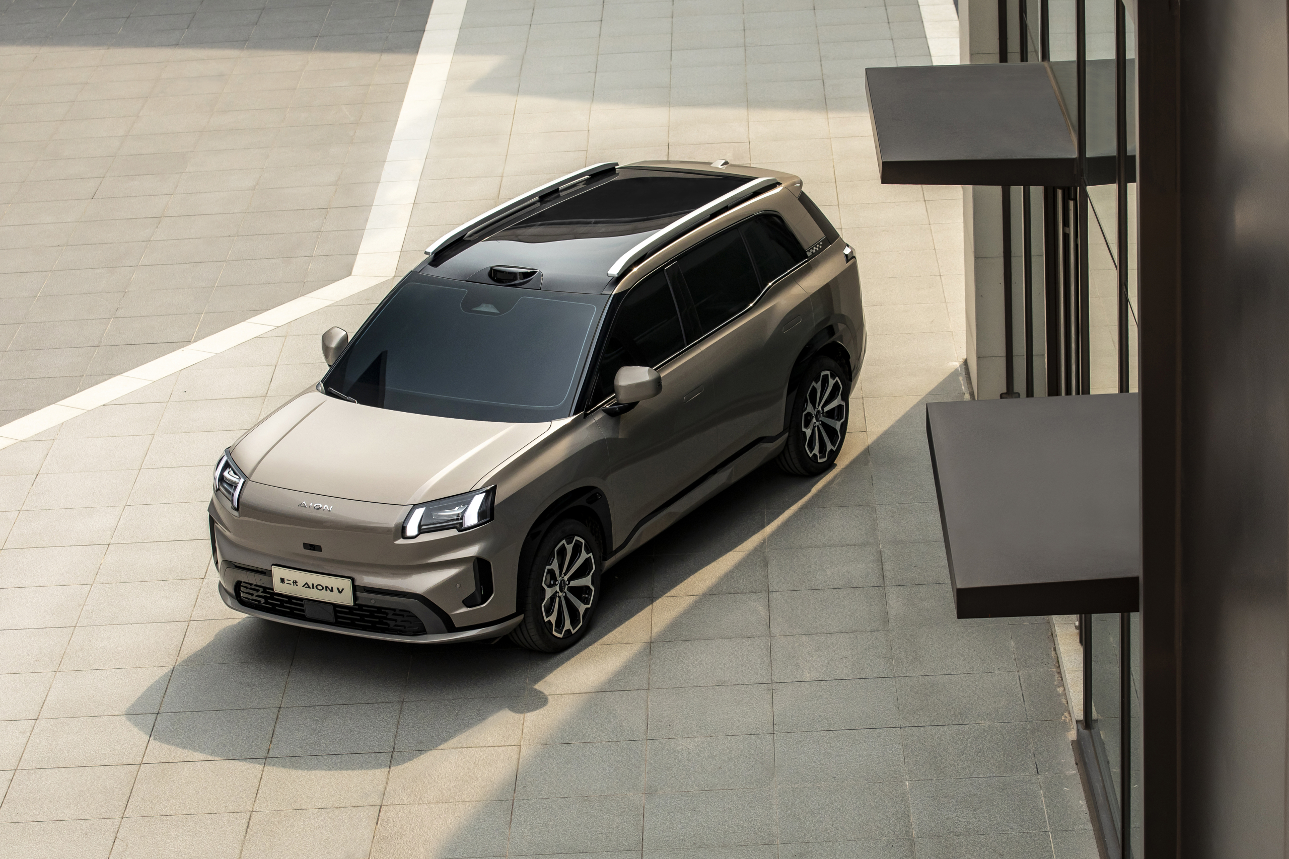 רכב חשמלי AION V נוסע בעיר