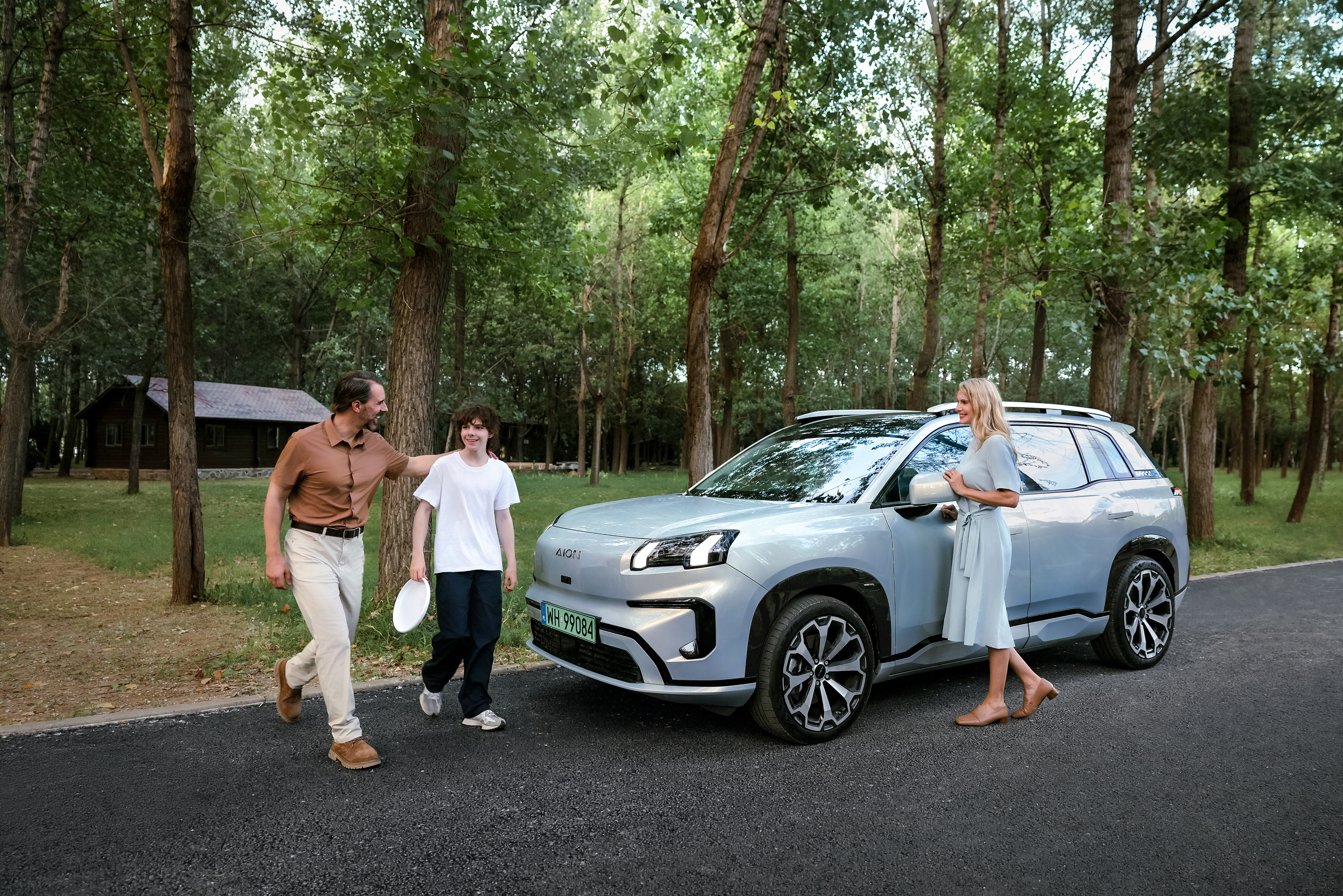 משפחה לצד רכב SUV חשמלי