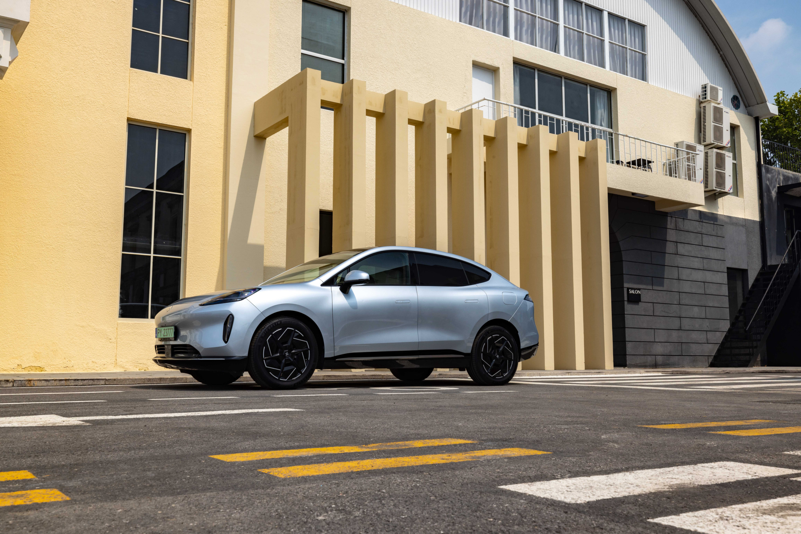 רכב חשמלי של AION נוסע בכביש